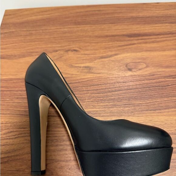 Authentic Valentino Garavani Black Leather Platform Pumps with 6 In. Heel. - Picture 3 of 9